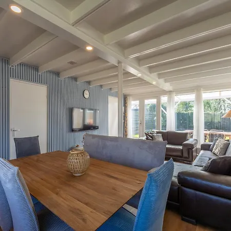 Vakantiehuis Modern Home Near Beach