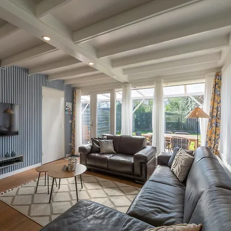 Modern Home Near Beach Vakantiehuis *