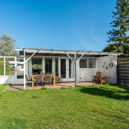 Vakantiehuis Modern Home Near Beach
